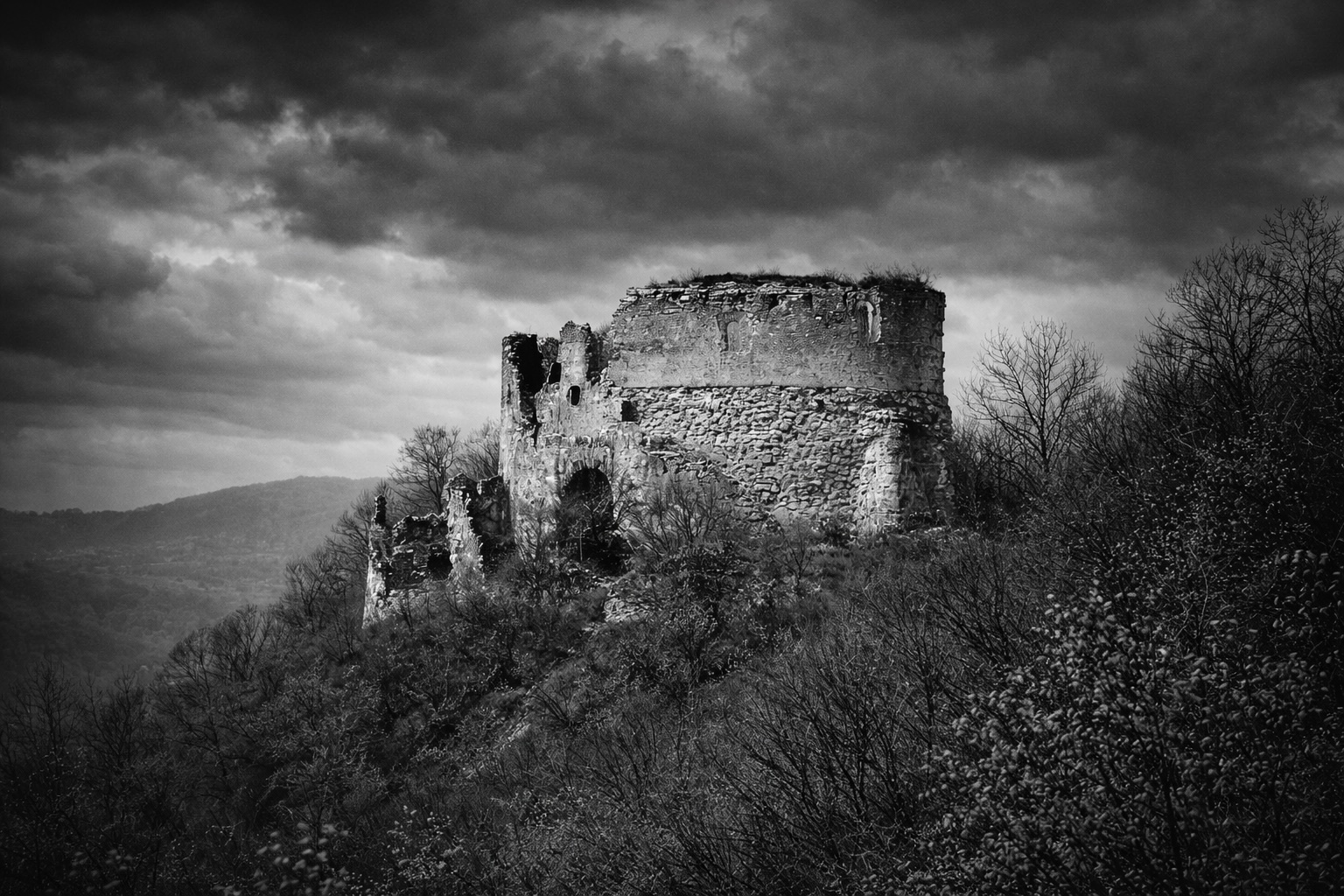 Crkva i brežuljci u blizini Cesargrada