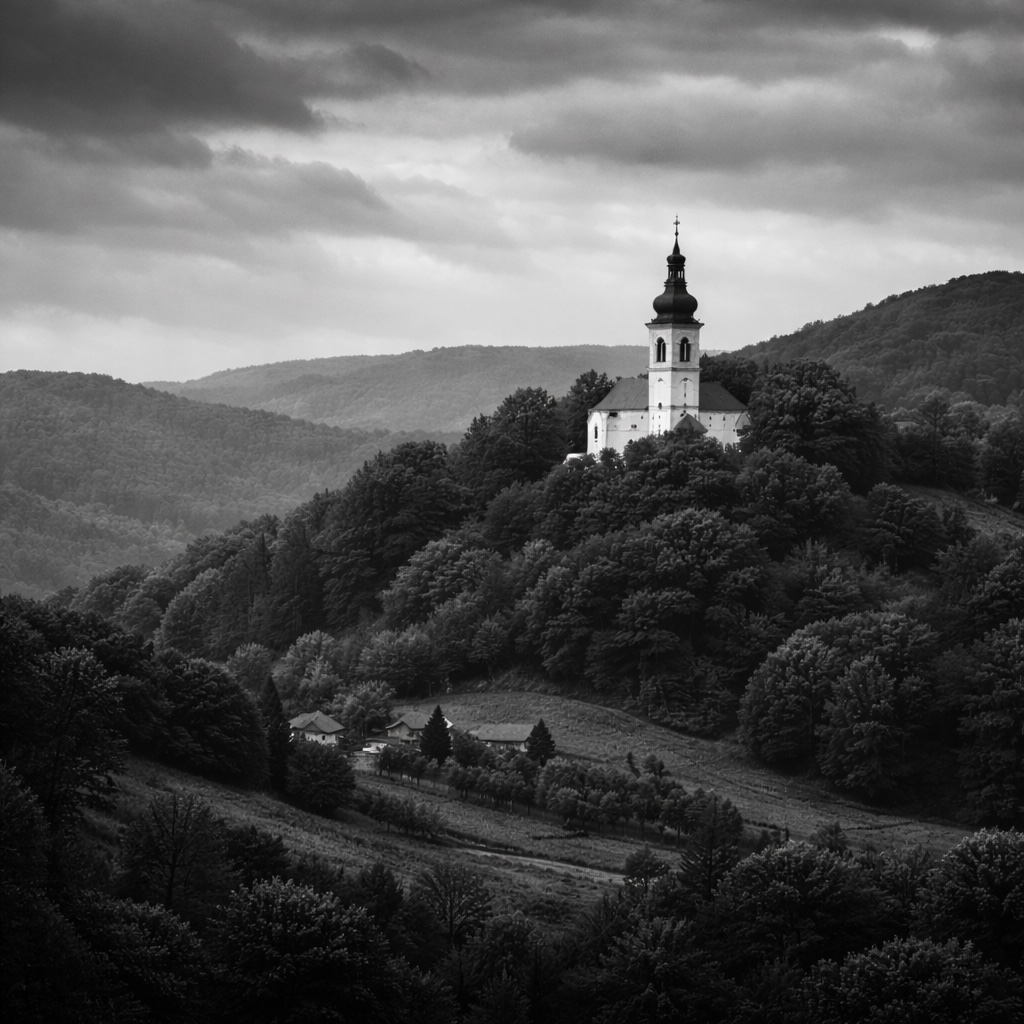 Povijesna crkva u monochrome fotografiji