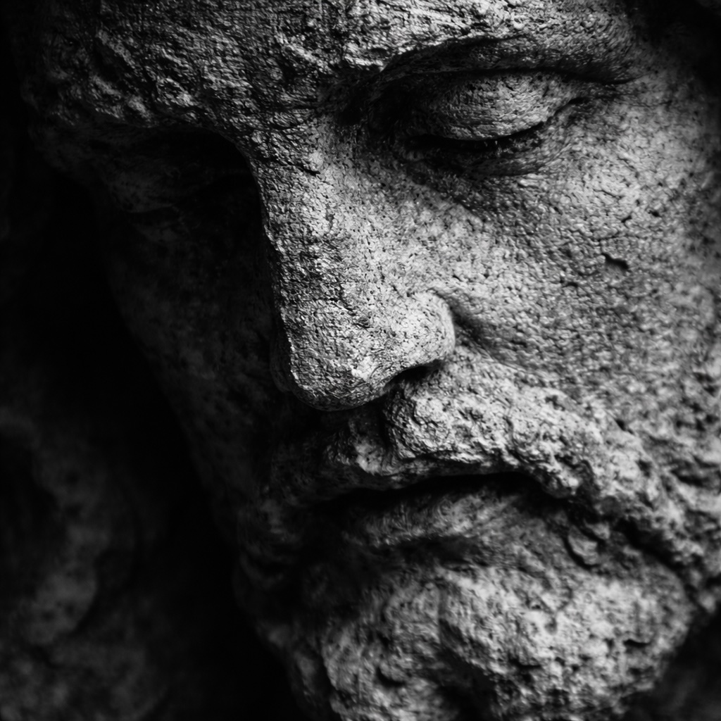 Kameni kip s izraženim detaljima lica